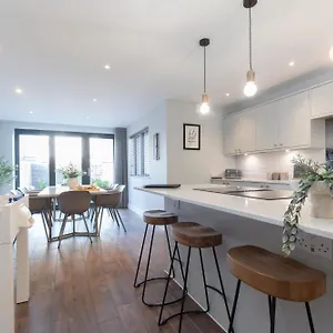 Holiday home Elliot Oliver - The Old Surgery - Stunning 4 Bedroom With Parking In, Cheltenham